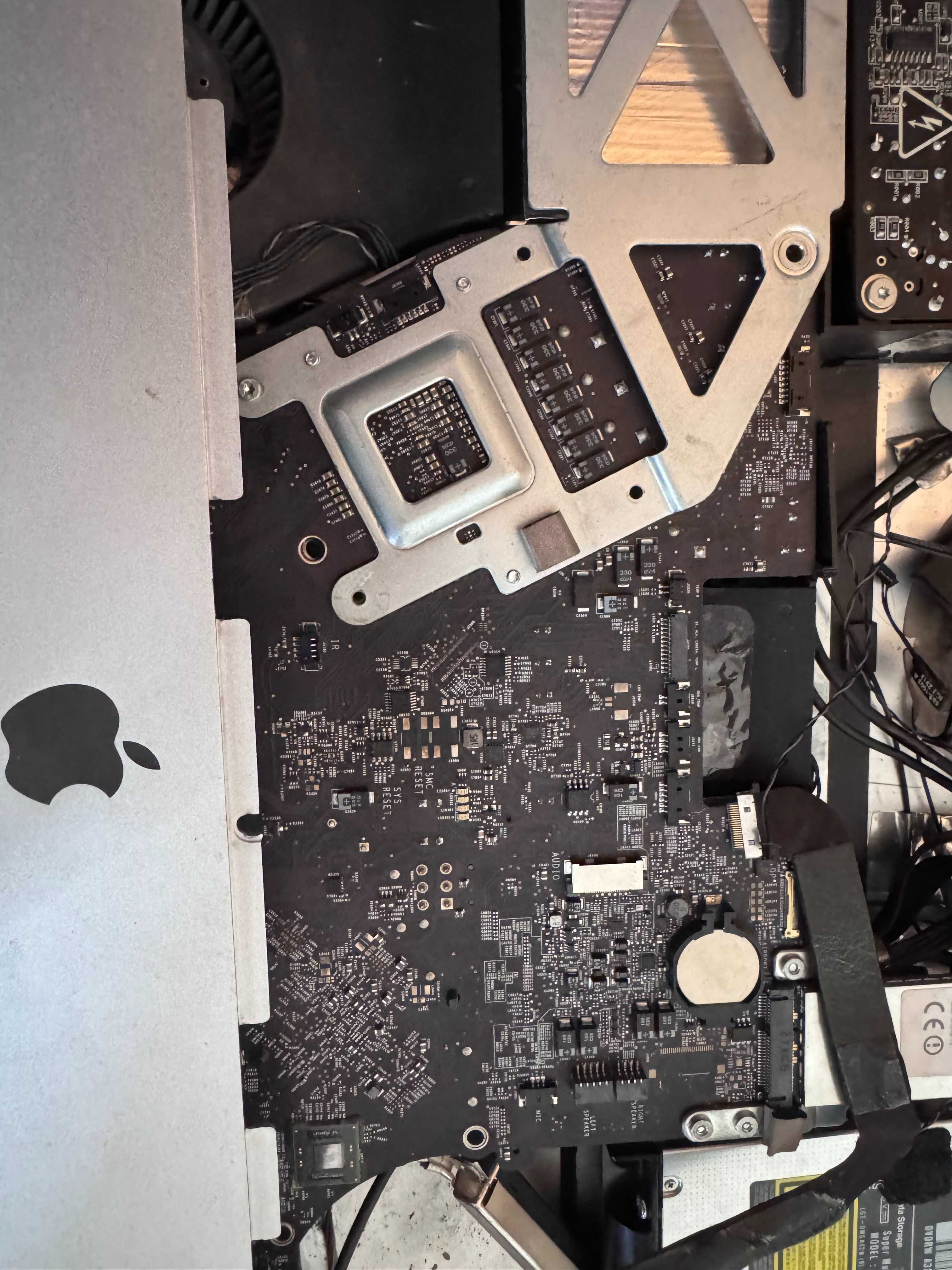 iMac 21.5" (Mid 2011) за части + стар монитор Samsung SyncMaster 224WM
