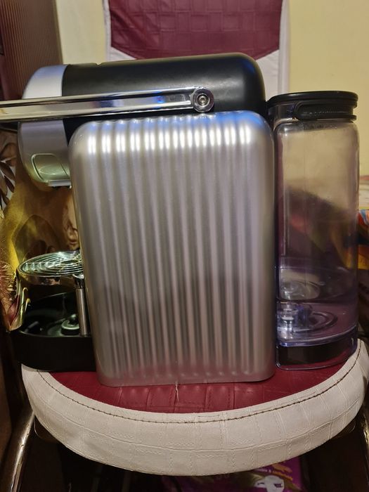 Vând expresor nespresso zeus