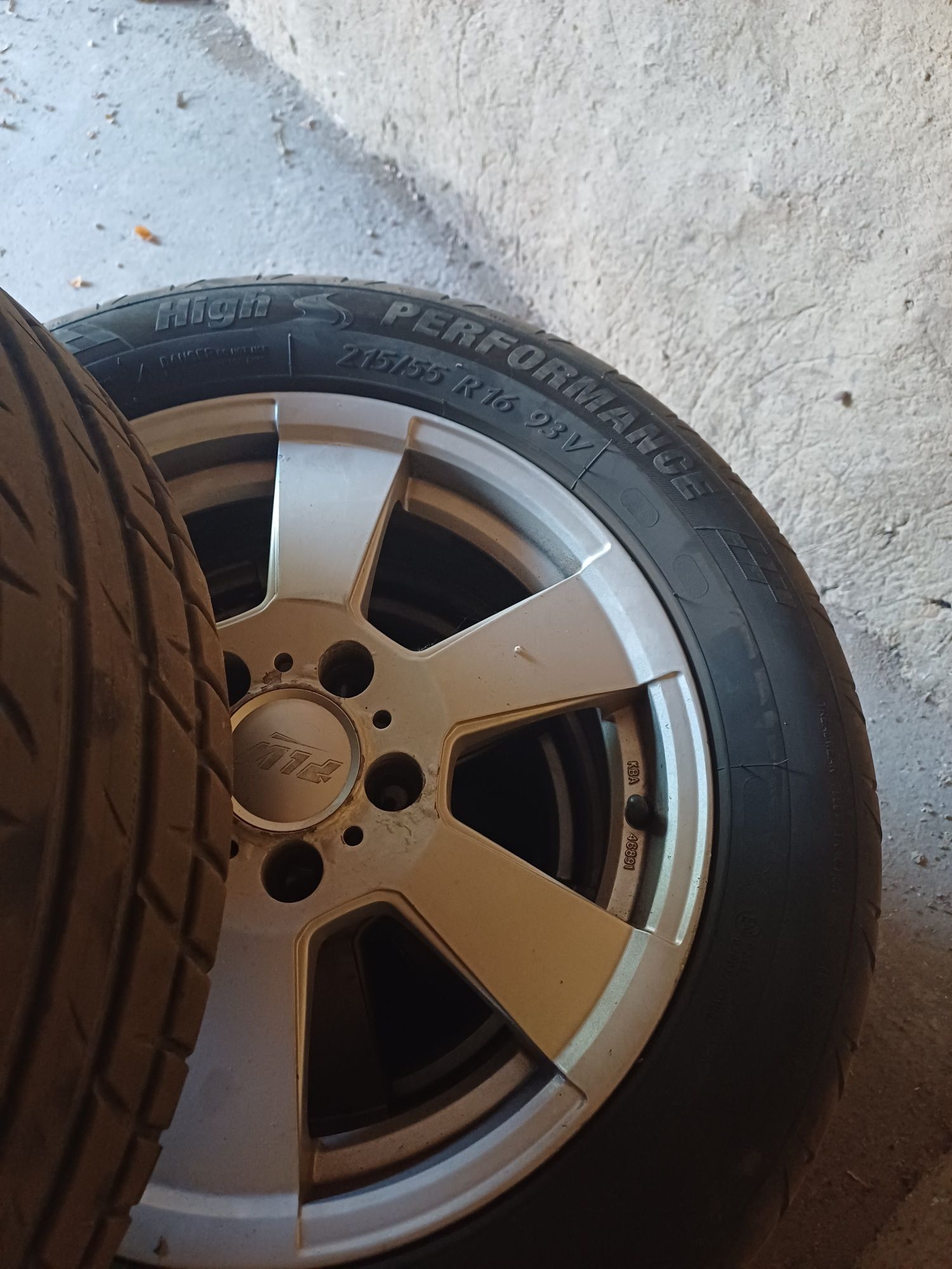 Vând jante de aliaj cu tot cu cauciucuri de vară 215 55 r16