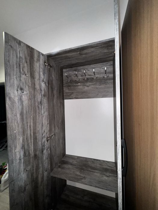 Dulap cu cuier si spatiu pentru depozitare
