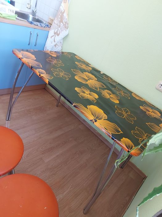 Продам стол, в хорошем состоянии.