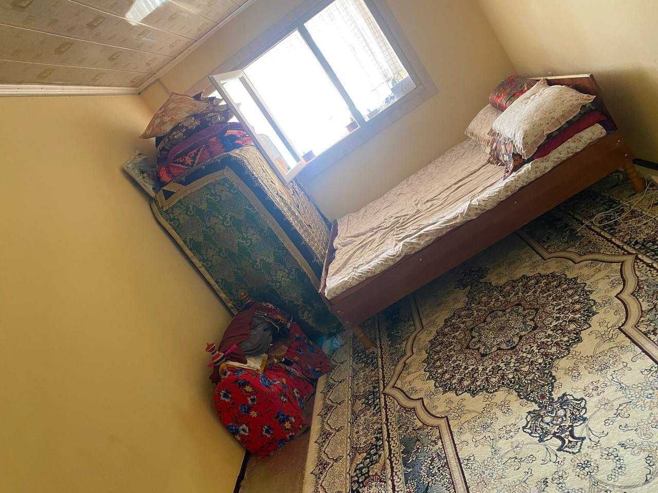 1-son maktab oldida joylashgan