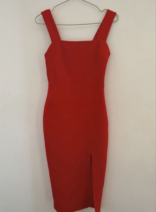 Rochie rosie cu bretele, impecabila