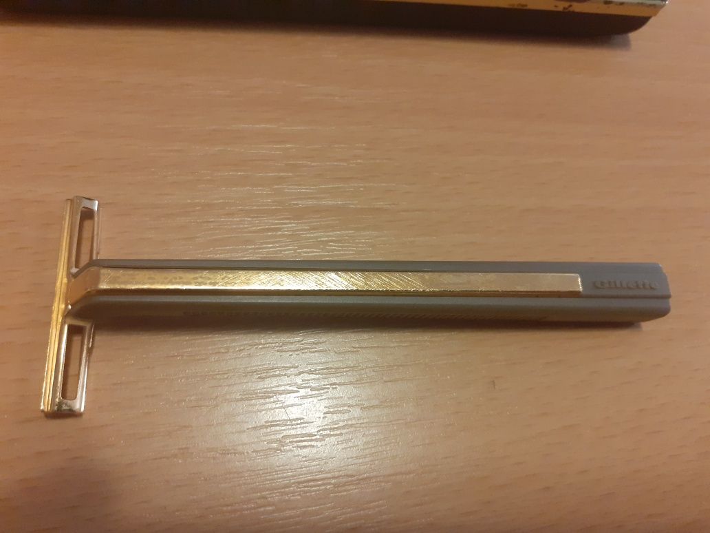 Aparat ras Gillette G II de Luxe anii 1970