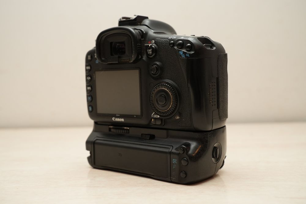 kit Canon 7D + grip + obiectiv 18-135mm + obiectiv 50mm