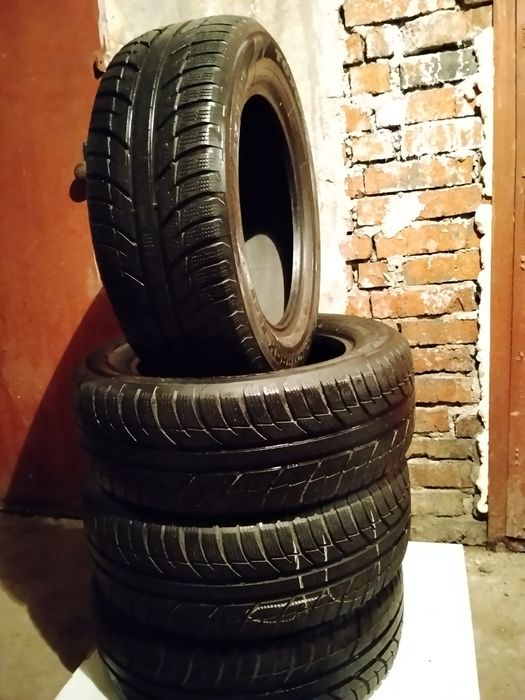 Продавам 4 бр. зимни гуми марка Toyo 215/60/16