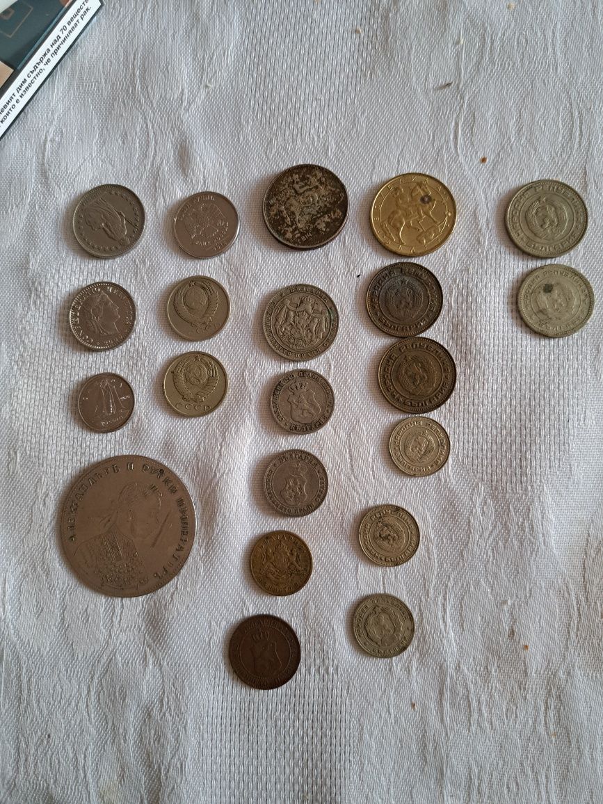 Стари медни гривни и монети