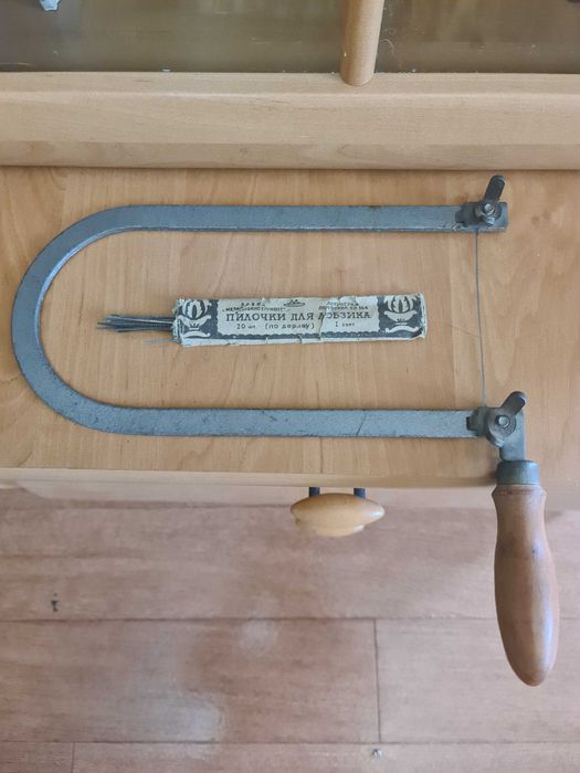 Лобзик советский в хорошем состоянии с комплектом новых пилок .