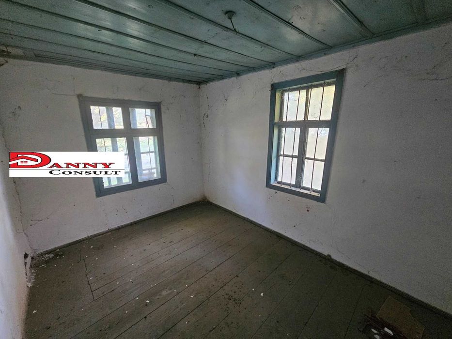 Стара къща с двор в с. Благоево - общ. Стражица