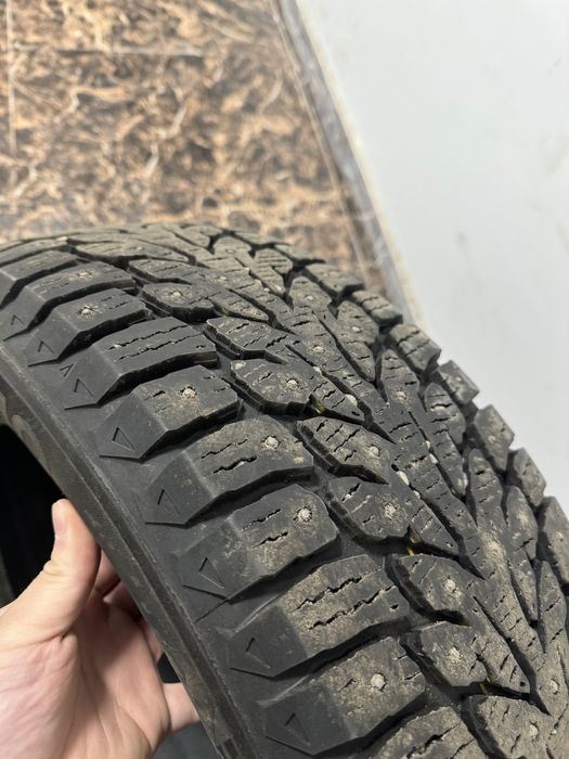 Продам зимние шипованные шины 16Р