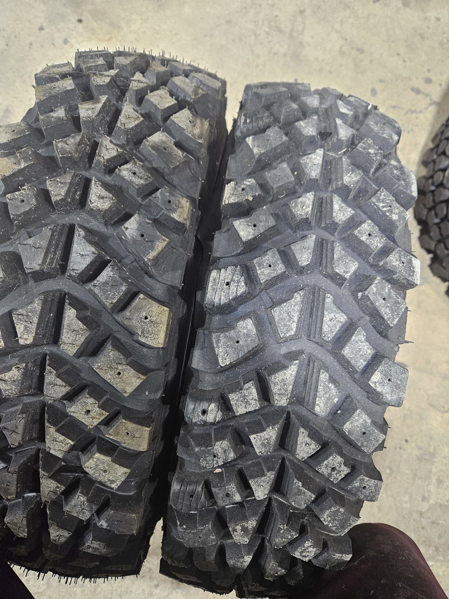 Anvelope off road 175/80R 16.