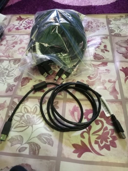 Cablu USB pentru imprimanta.