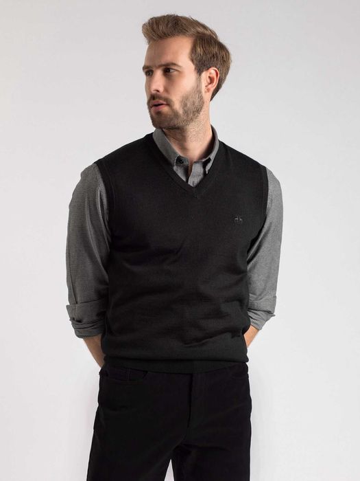 Продается Безрукавка KARACA.
Цвет: черный. Остался один размер 48 (М)