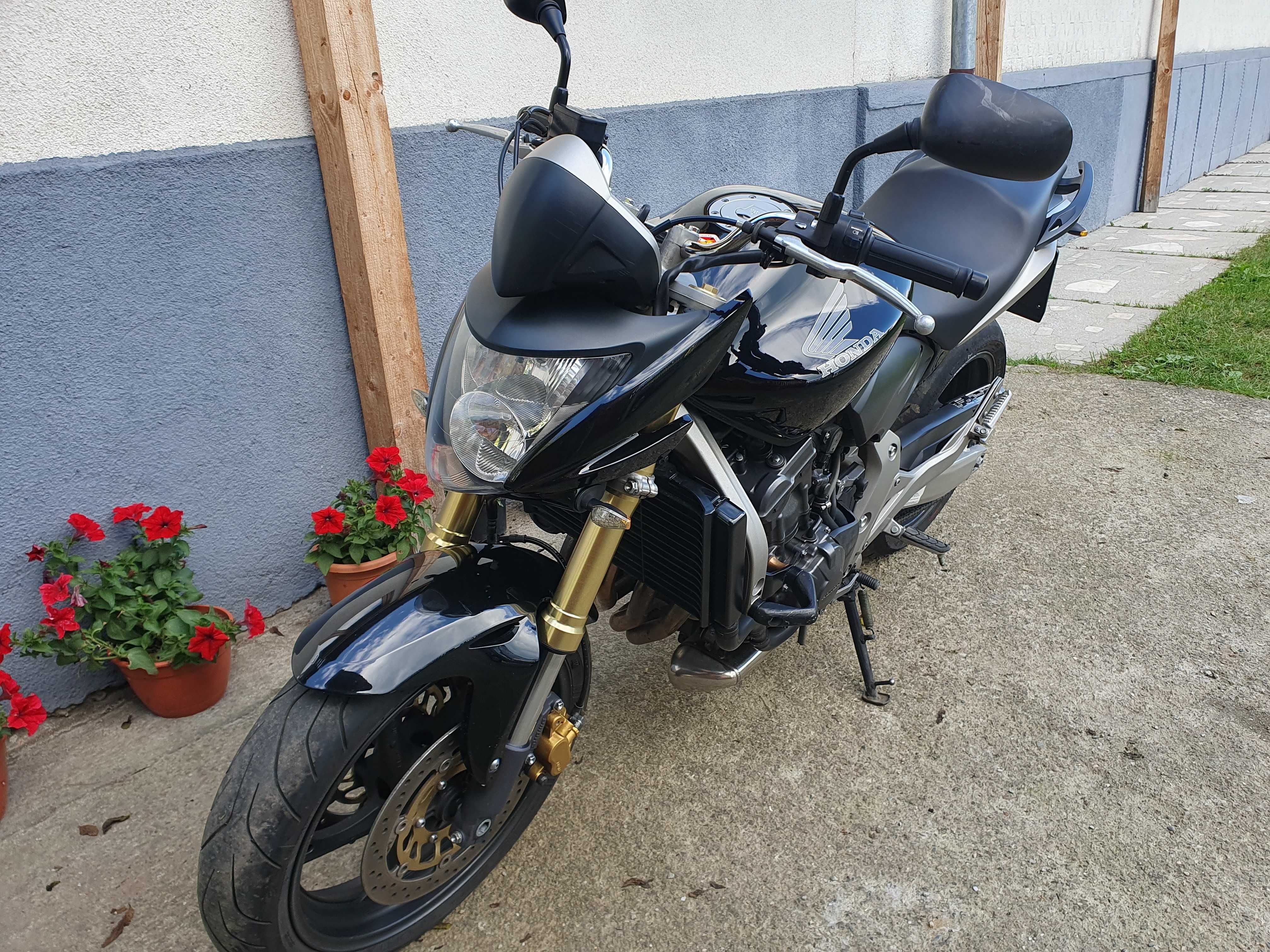 Vând Honda Hornet pc41.( nu ktm yamaha kawasaki suzuki)