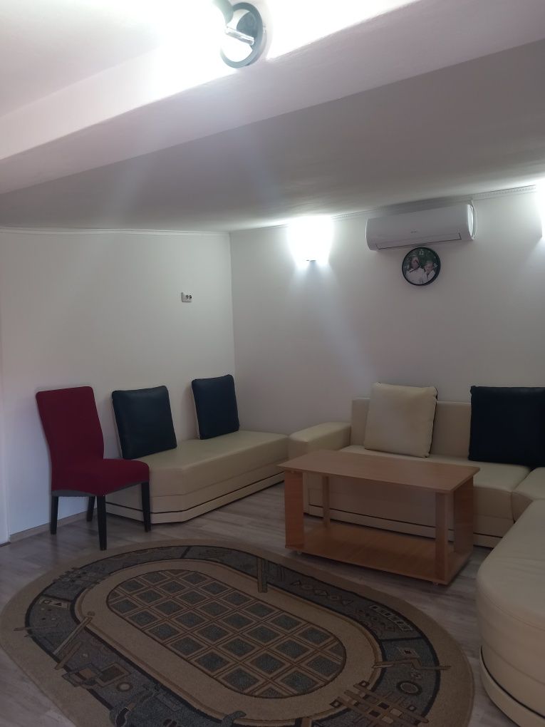 Apartament la curte de închiriat
