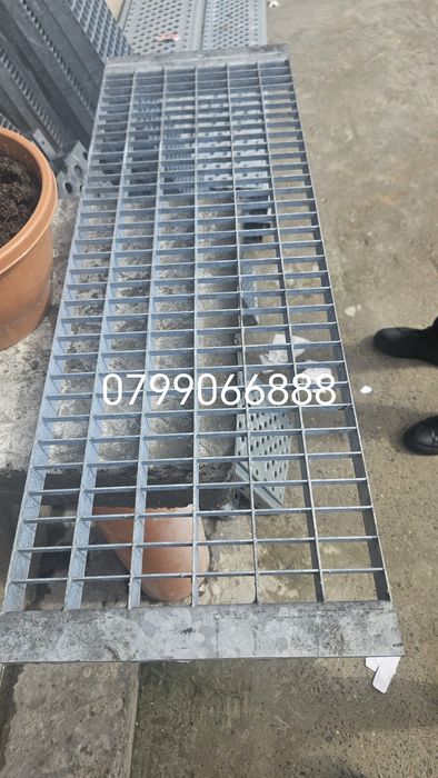 Vând trepte zincate