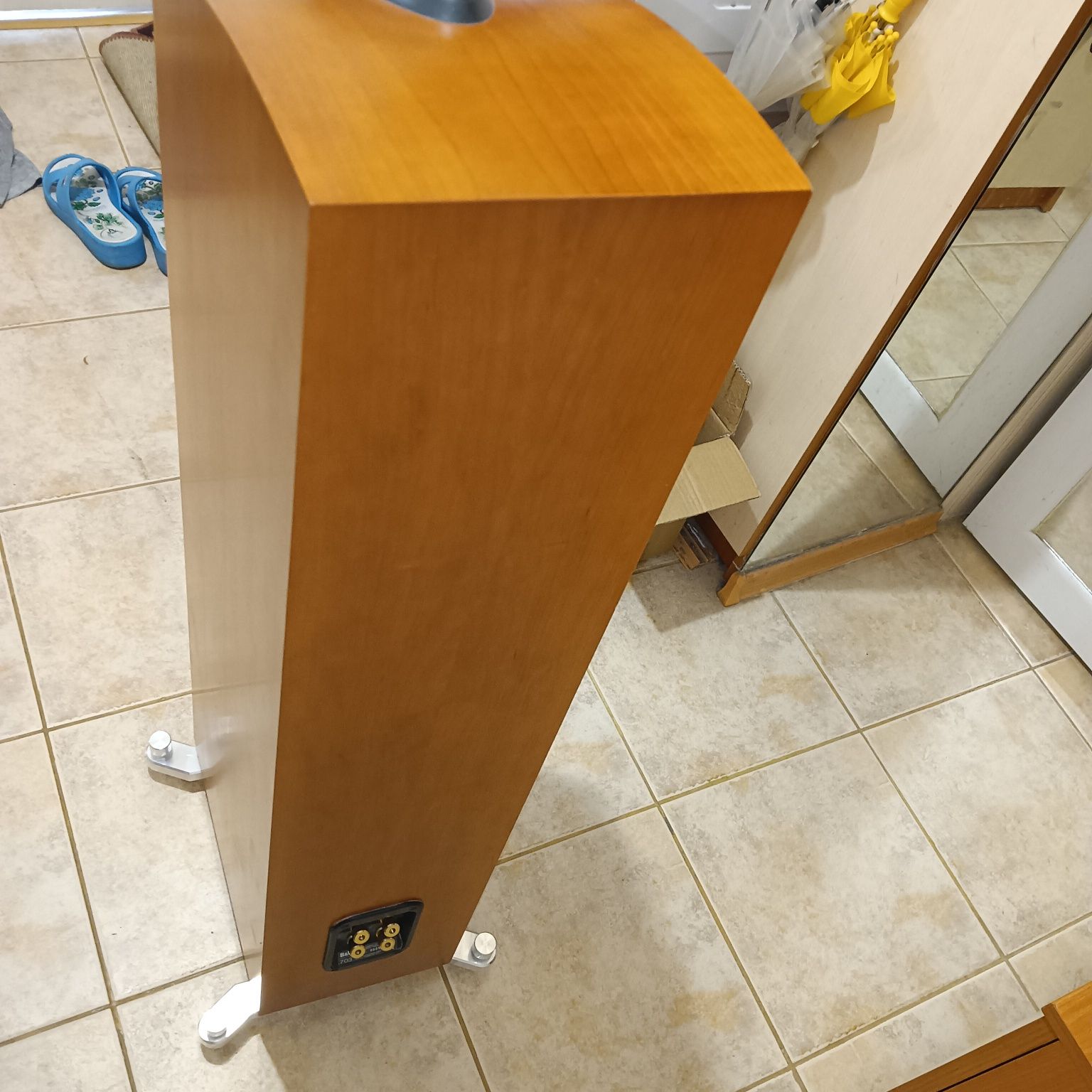 Продавам тонколони Bowers and Wilkins 703