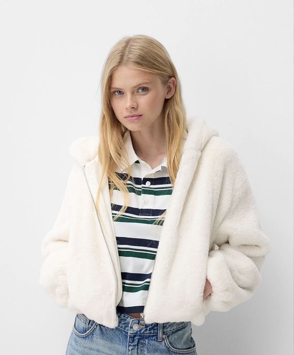 Бяло пухкаво и късо яке BERSHKA