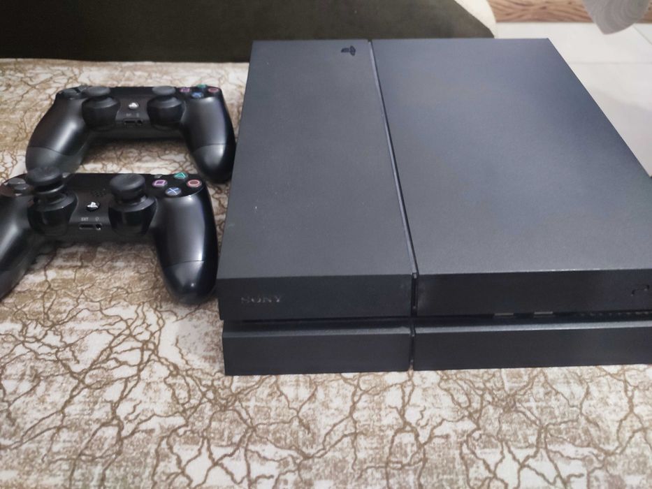 Продавам PS 4 в отлично състояние.