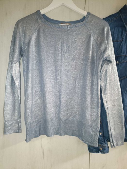 Pulover argintiu Orsay și cămașă blugi