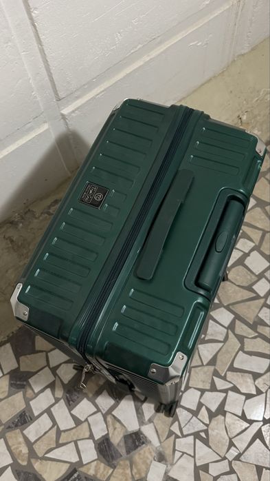 Чемодан пластиковый на молнии