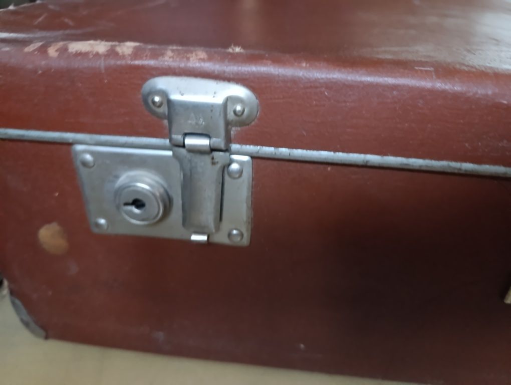 Продам два старинных больших чемодана