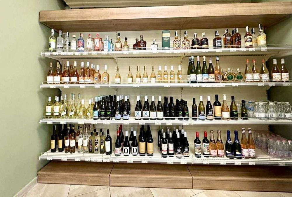 Продавам стелажи, неутрална витрина и щанд маса за магазин в София