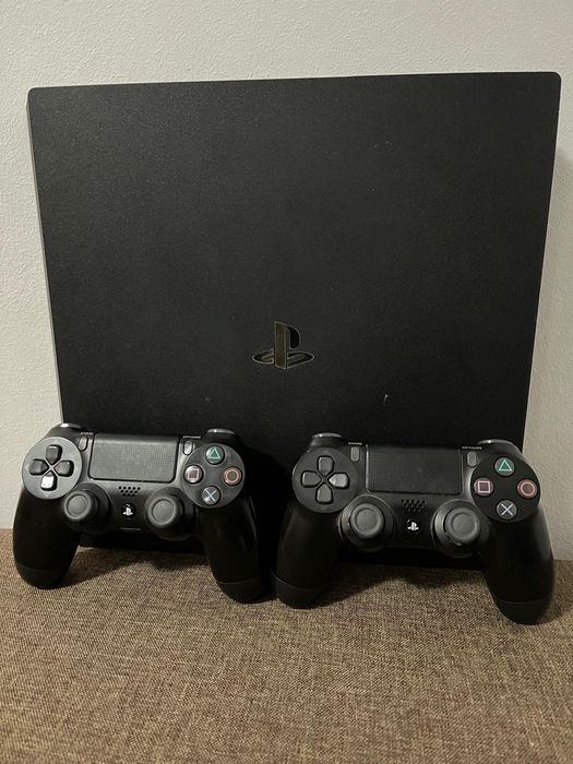 Vând PS4 PRO + 2 console + 4 jocuri