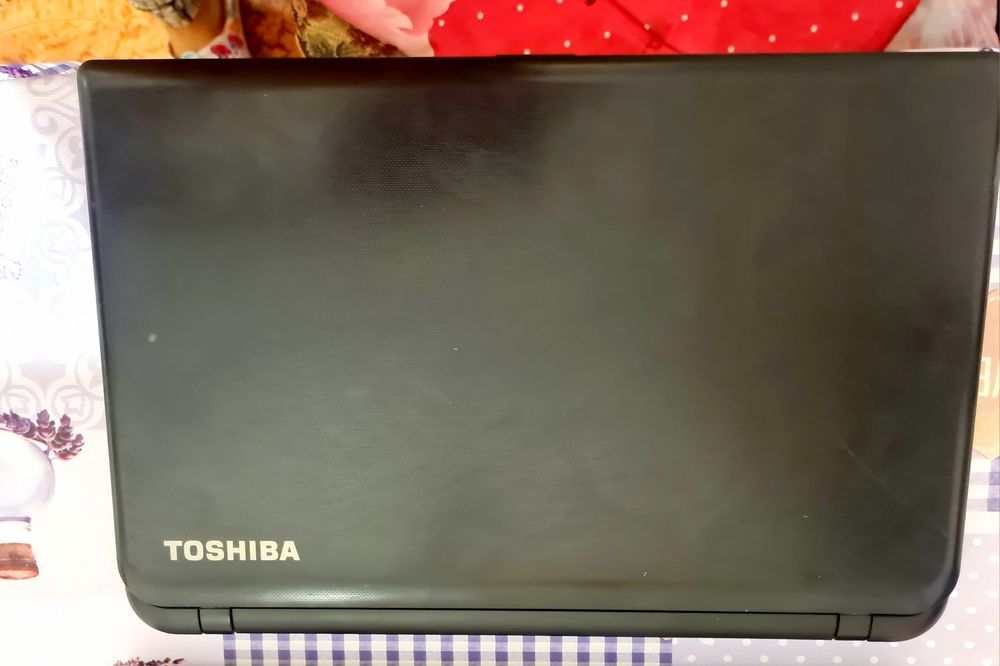 Vand laptop funcțional Toshiba Satellite