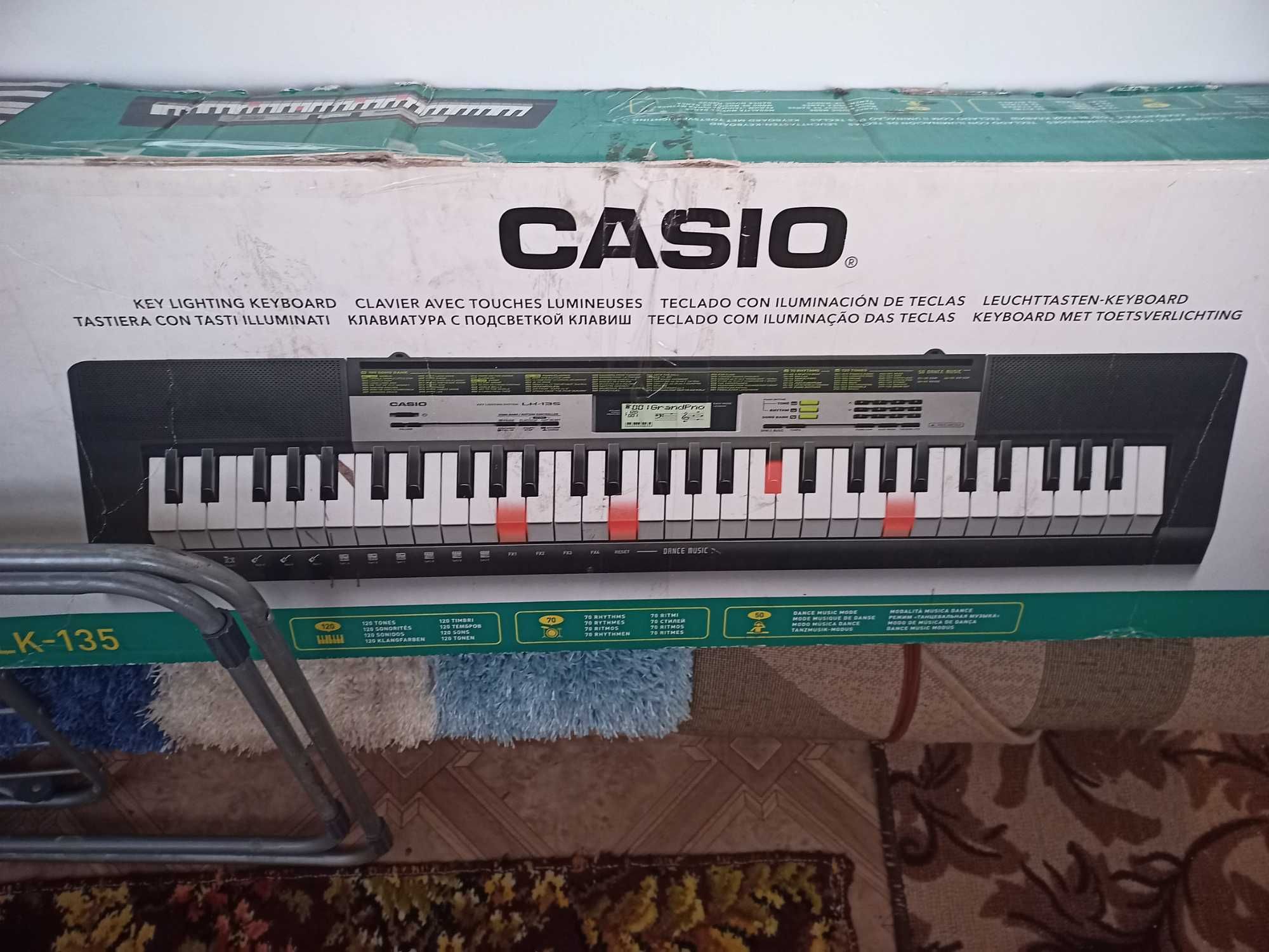 синтезатор Casio LK-135 со светящимися клавишами,  инструкц. на русс.