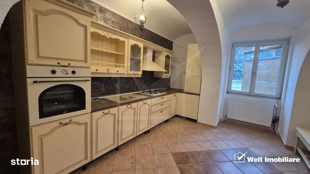 Apartament 170mp in vila, garaj, curte, Gruia zona 7 strazi