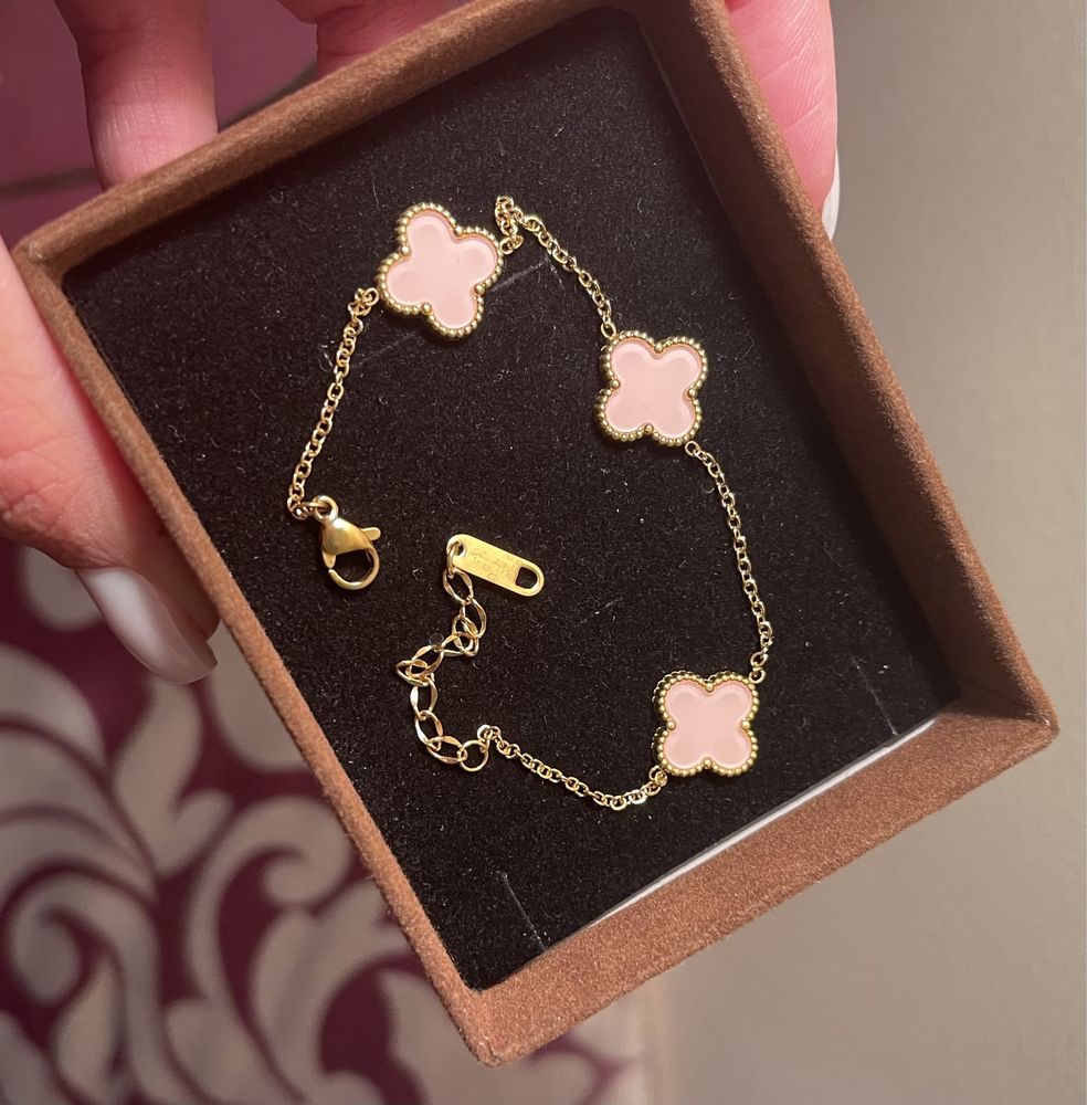 Обеци и гривни и колиета с детелини по модел на Van Cleef