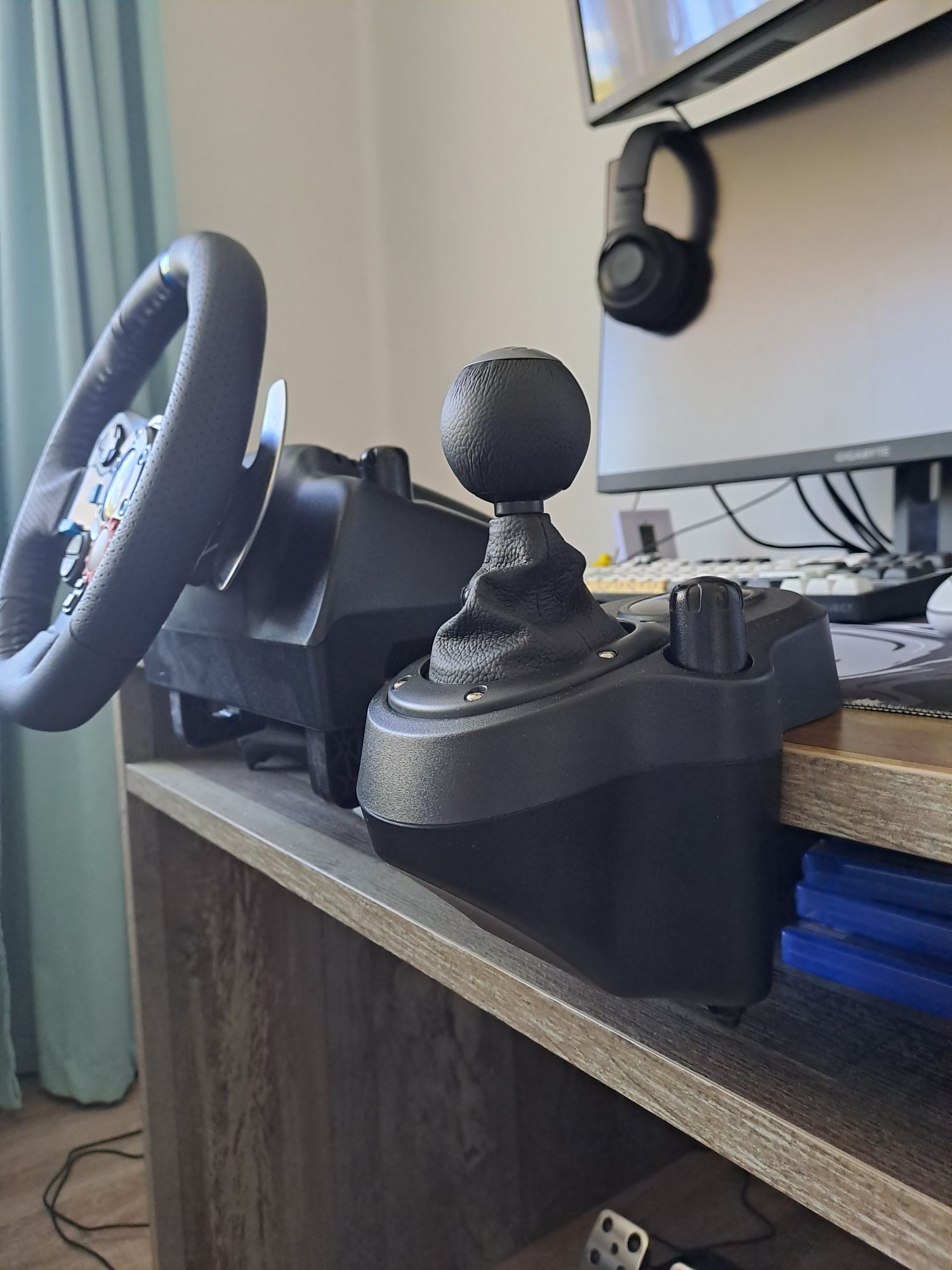 Волан с педали и скоростен лост  logitech G29