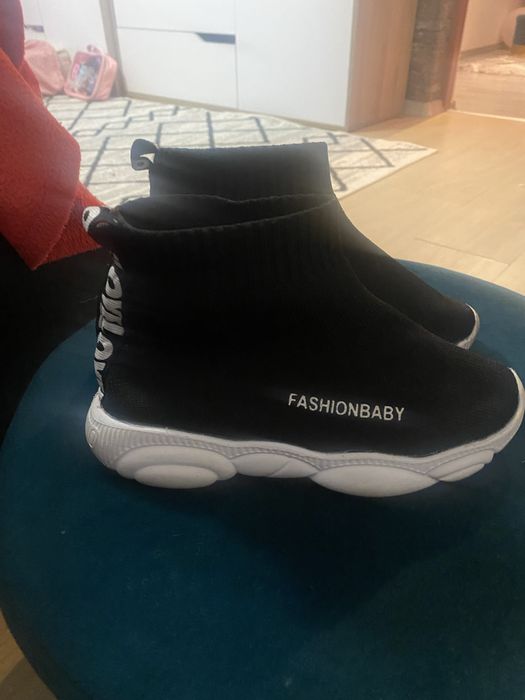 Vand adidasi marimea  33 la super pret