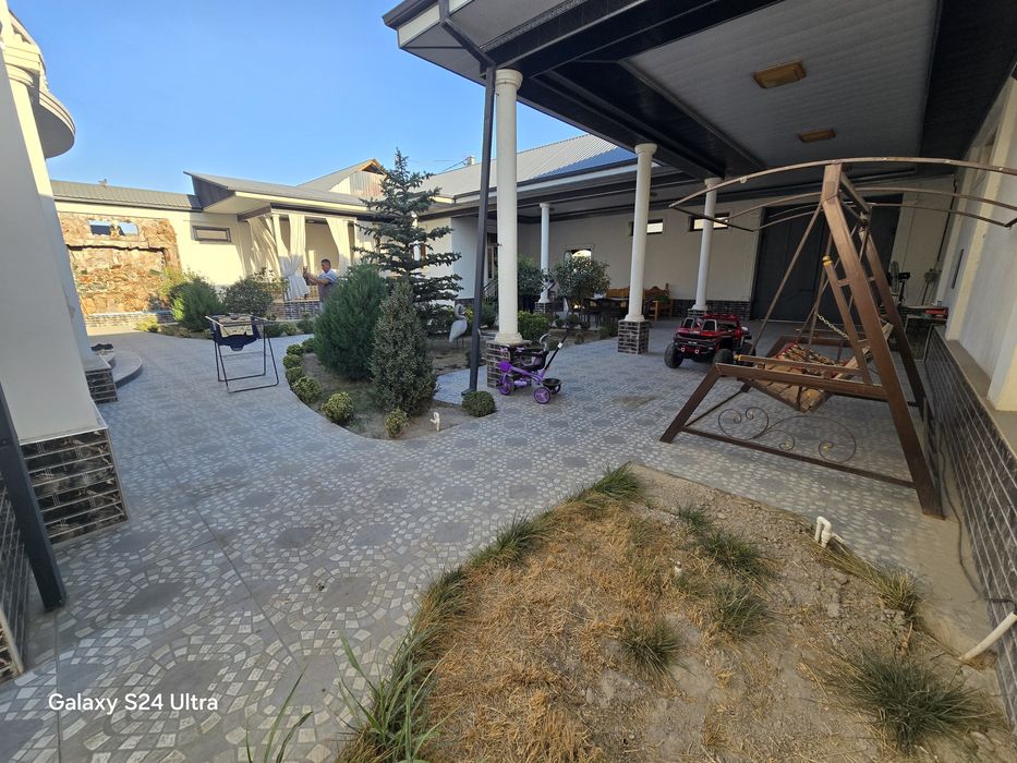 Xovli uy sotiladi aeroprt xududida