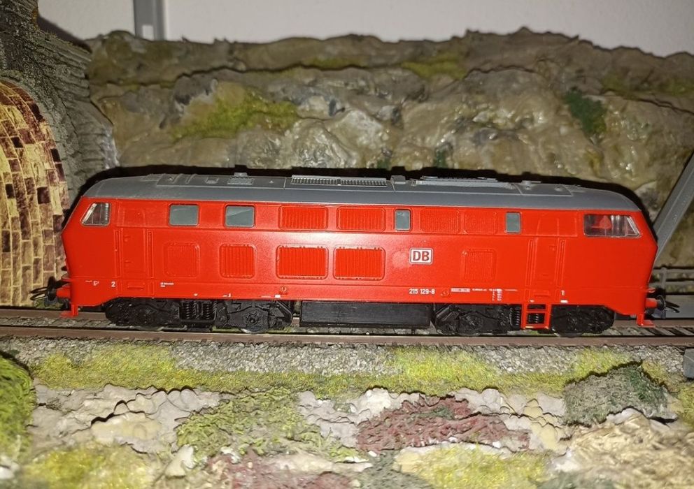 Locomotiva roco BR 215
Lumini frontale
Mufă pentru decodor digital
Tra