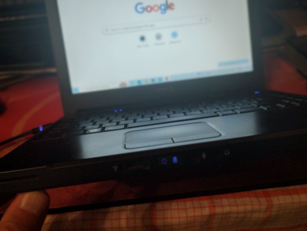 Продавам лаптоп dell vostro 1220