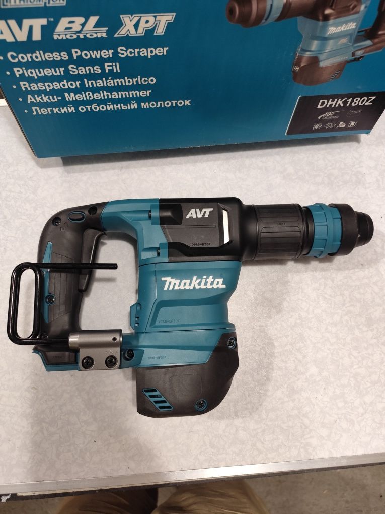 Акумулаторен безчетков къртач Макита Makita DHK180