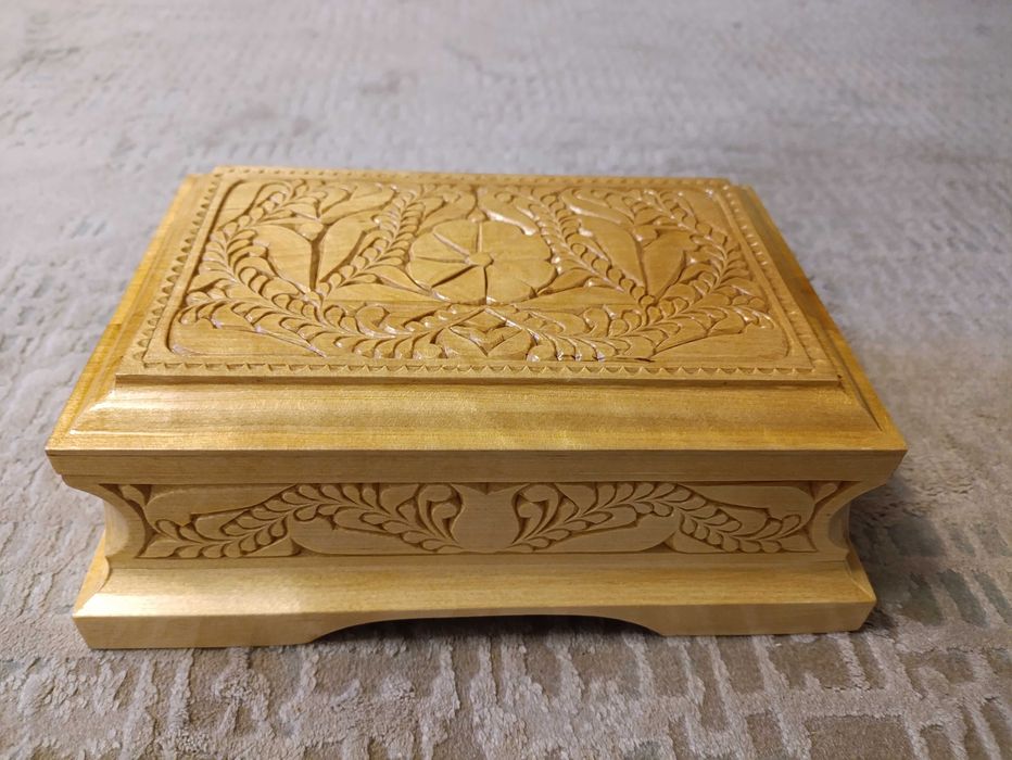 Деревянная шкатулка