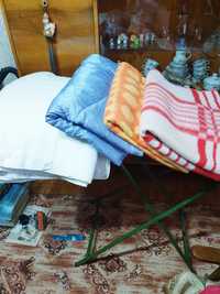 Продаются женские вязанные в ручную кофты и детские одеялки.