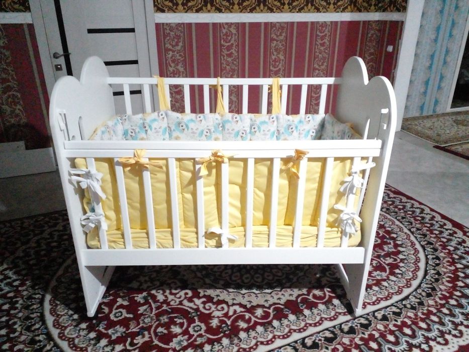 Продам детскую кровать белого цвета в хорошем состоянии