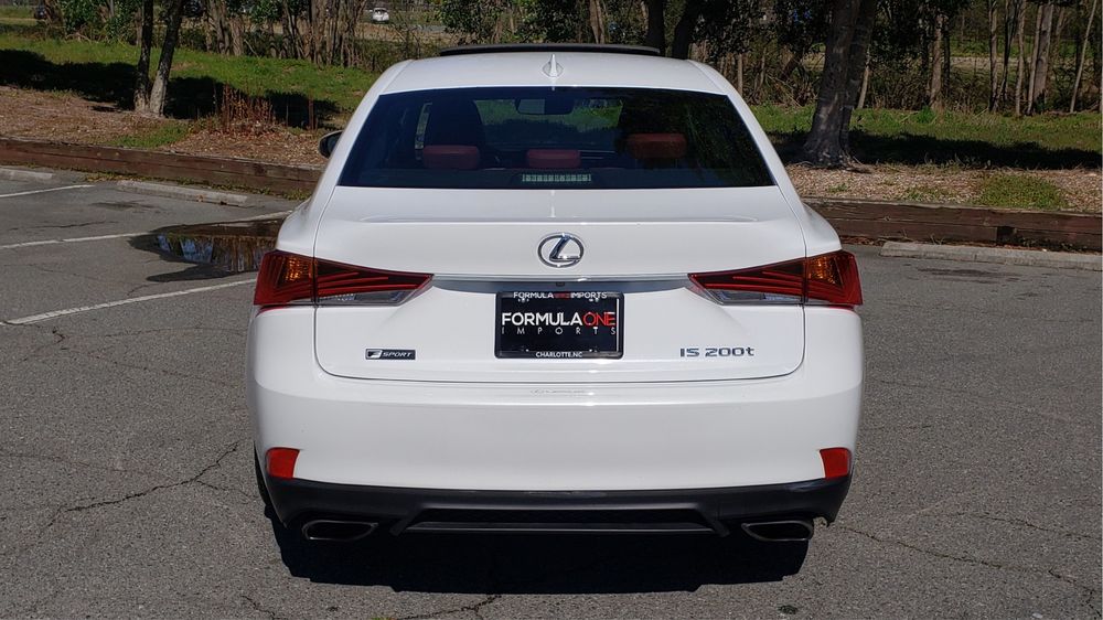 Продам Lexus IS задние фары 2017 года