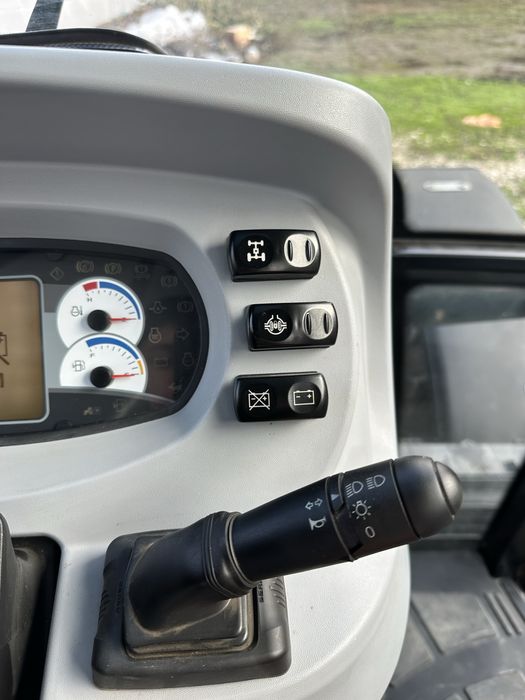 Трактор New Holland TD5.95 с плуг Madara