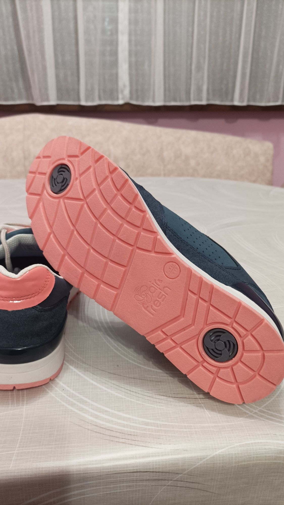 Нови дамски спортни обувки