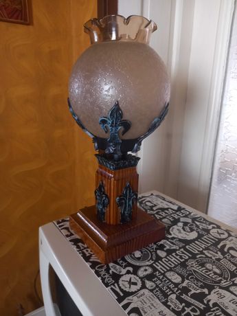 Старинна,нощна лампа с дървена основа и красиви мотиви.