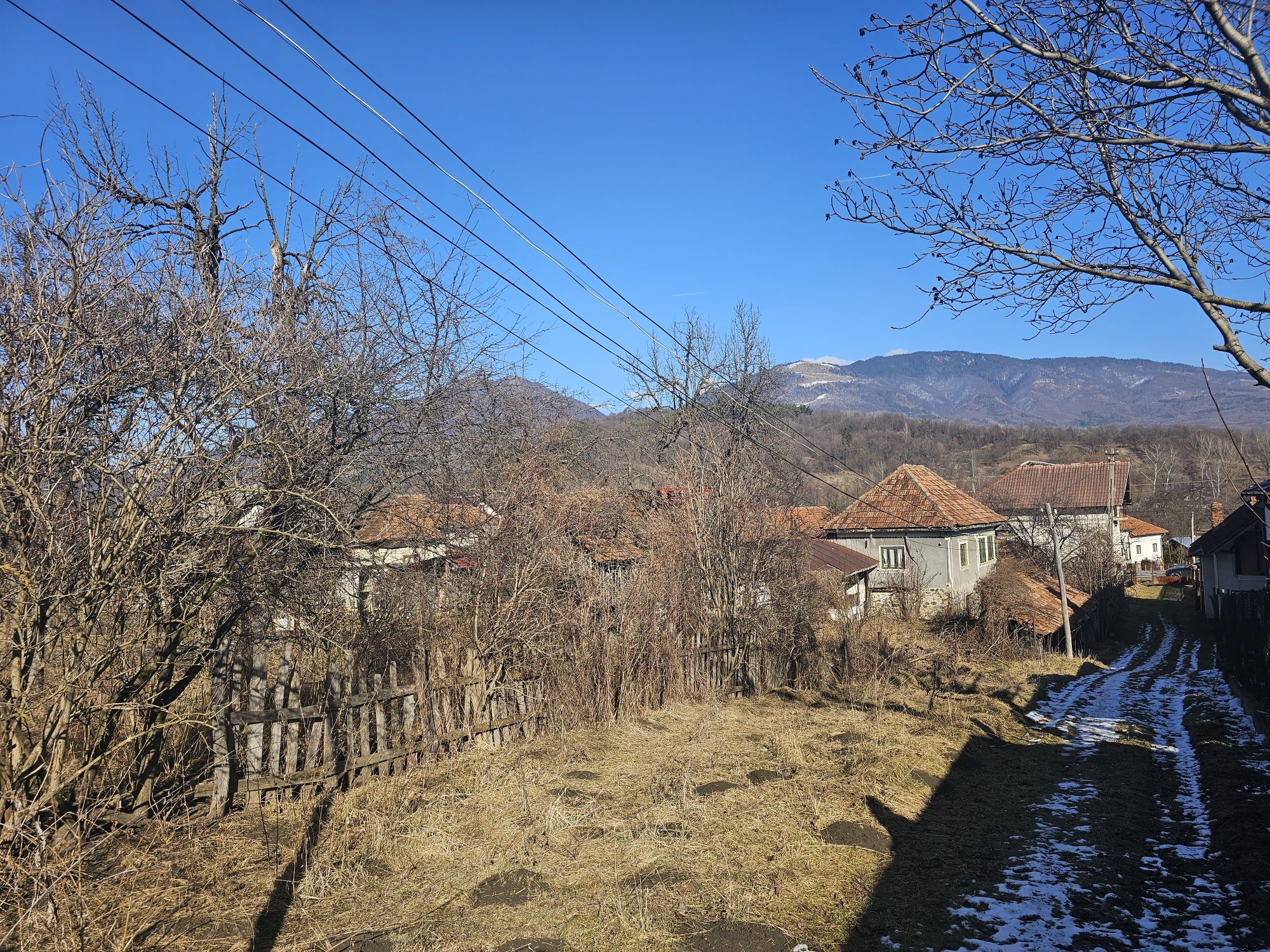 Casă de vânzare la strada principală în Căpățâneni - Curtea de Argeș/