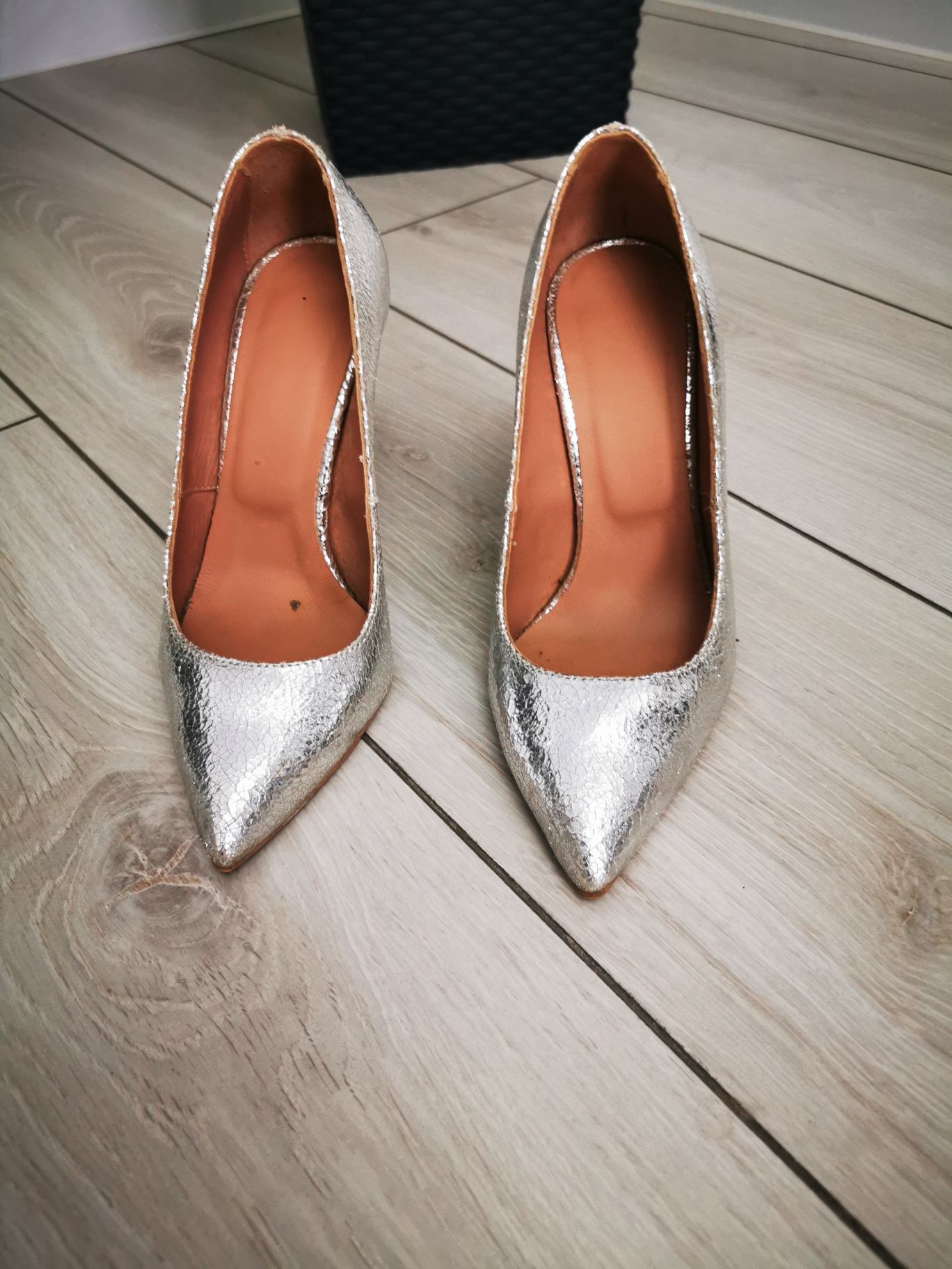 Pantofi din piele argintii