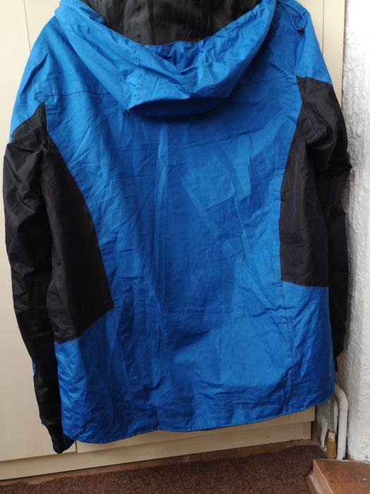 Vând haină impermeabilă mărimea (M-L)