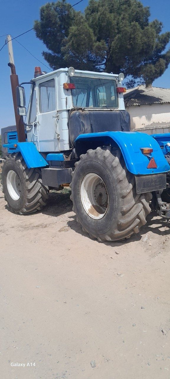 T 150 traktor sotiladi
