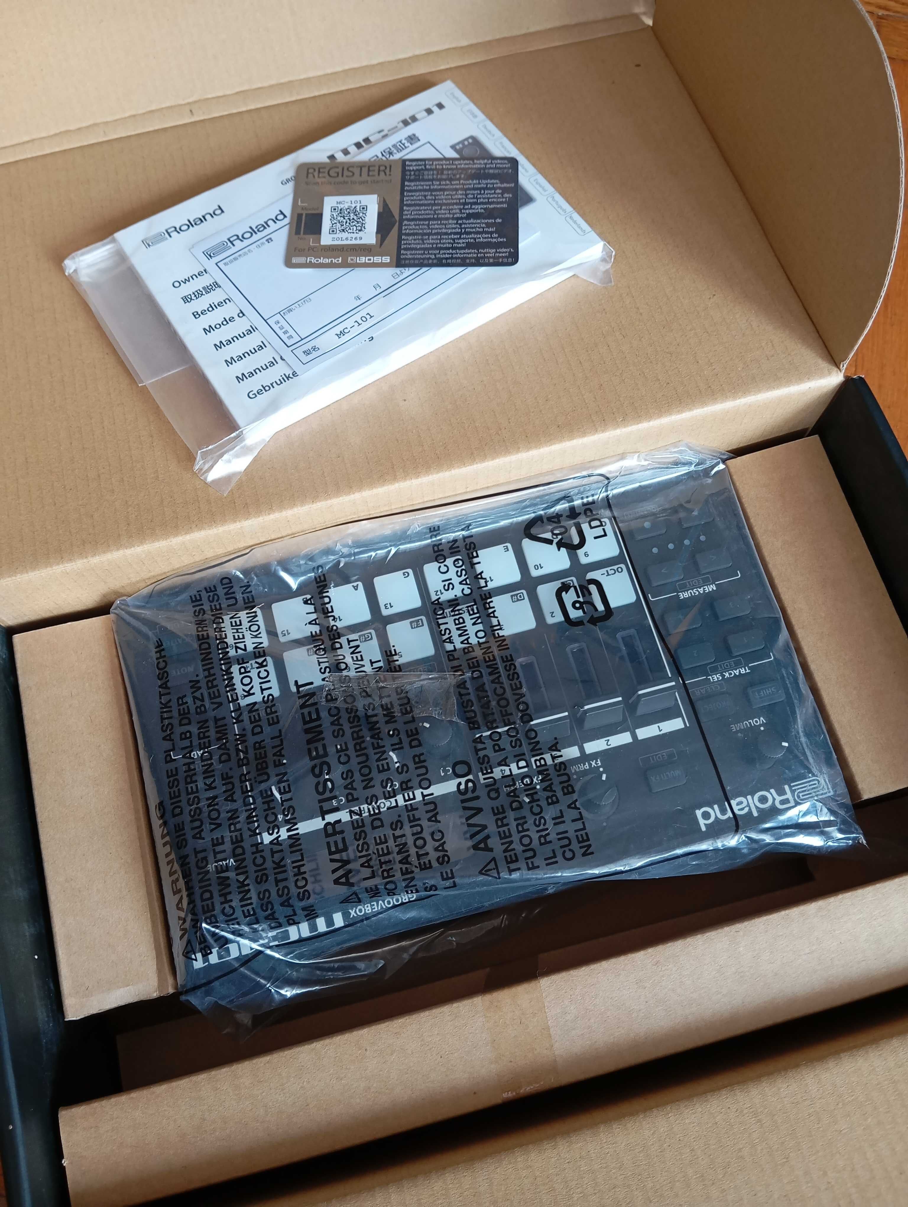 Roland MC-101 Groovebox Drum machine Sintetizator